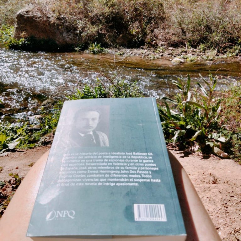 Un poeta en guerra en la naturaleza contraportada
